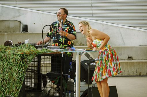 Sie haben Spaß: DJ Andreas Vogel und Moderatorin Sara Dahme. Drei der Kunsträtsel der beiden, können Sie in unserer Bildergalerie lösen. Foto: Lichtgut/Julian Rettig