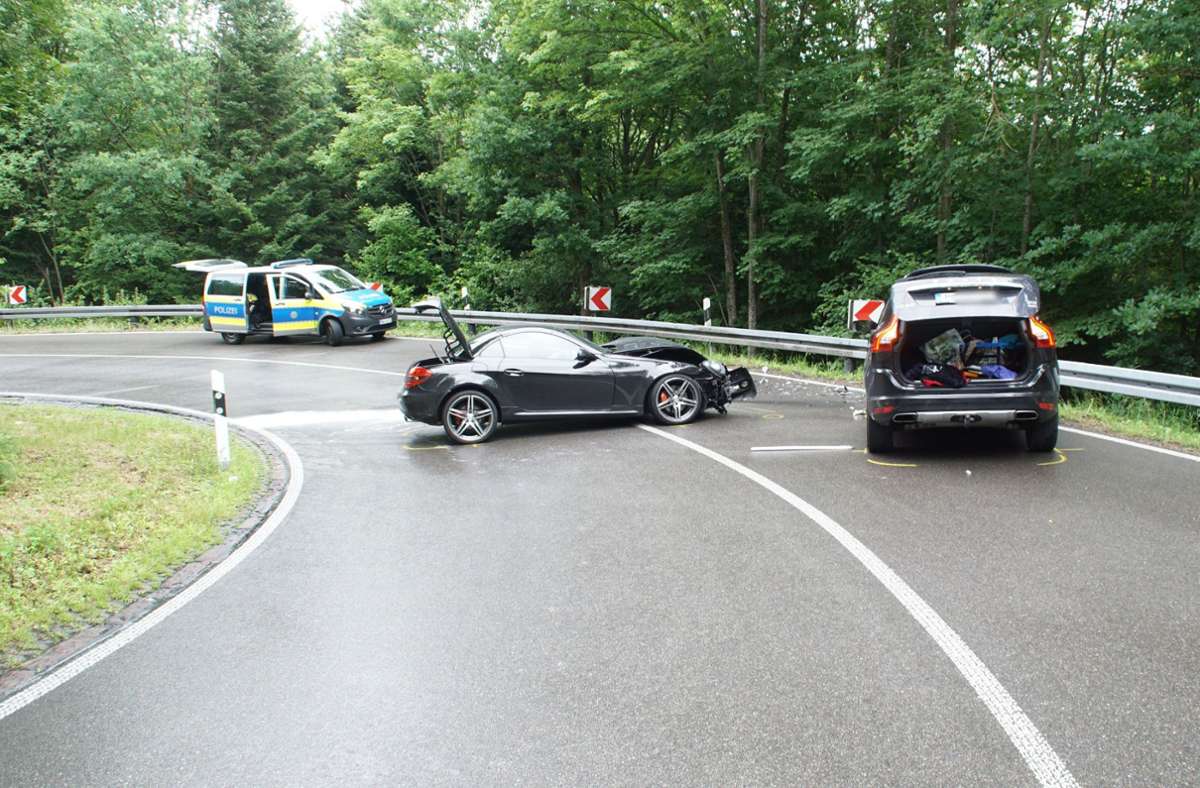 Ein 18-jähriger Mercedes-Fahrer war in einer Kurve wohl zu schnell unterwegs und ...