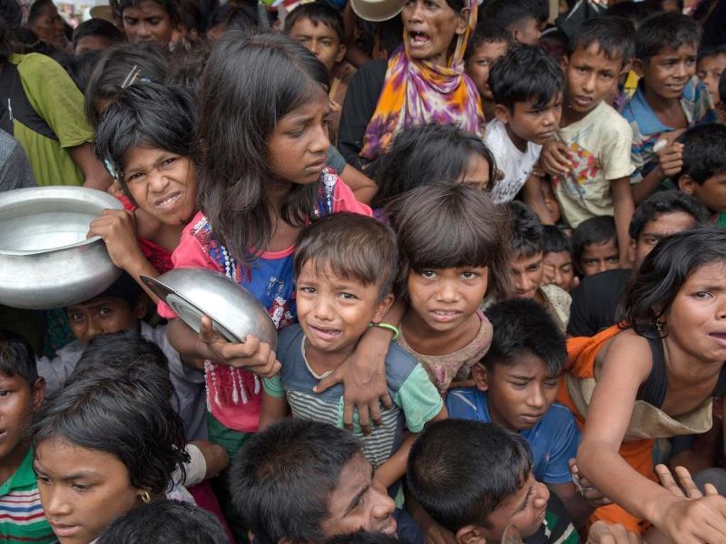 Im Flüchtlingslager in Bangladesch: Kinder der muslimischen Rohingya-Minderheit warten auf Essensrationen. Foto: Dar Yasin/AP/dpa