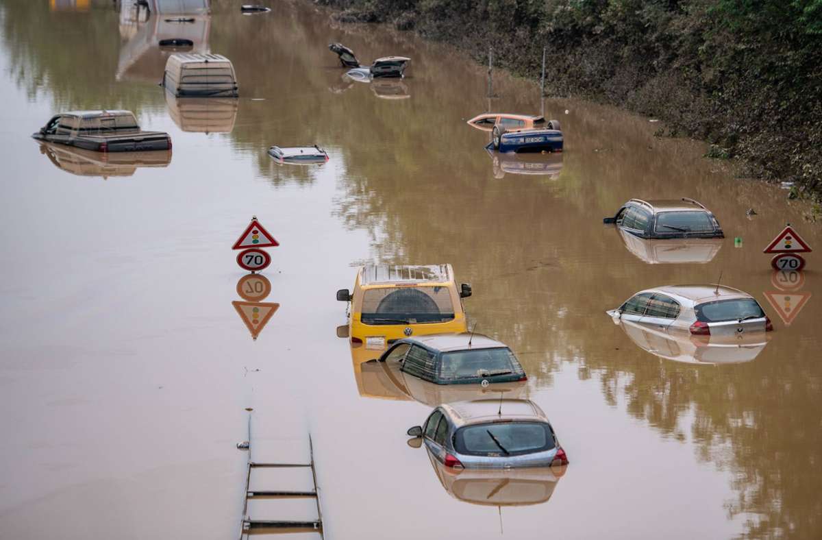 Mitte Juli standen Autos auf einer überfluteten Bundesstraße bei Erftstadt im Wasser 8Archivbild). Foto: dpa/Marius Becker