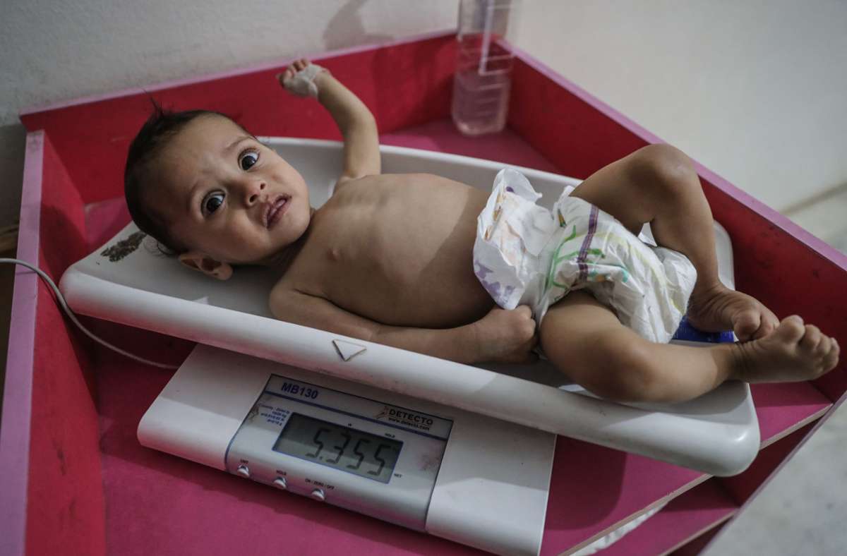Eine Krankenschwester ermittelt das Gewicht eines unterernährten Kindes im Ibn Sina Krankenhaus im syrischen Idlib. Das Welternährungsprogramm (WFP) geht von 270 Millionen Menschen aus, die in 2021 akut an Hunger leiden oder davon stark gefährdet sein werden.