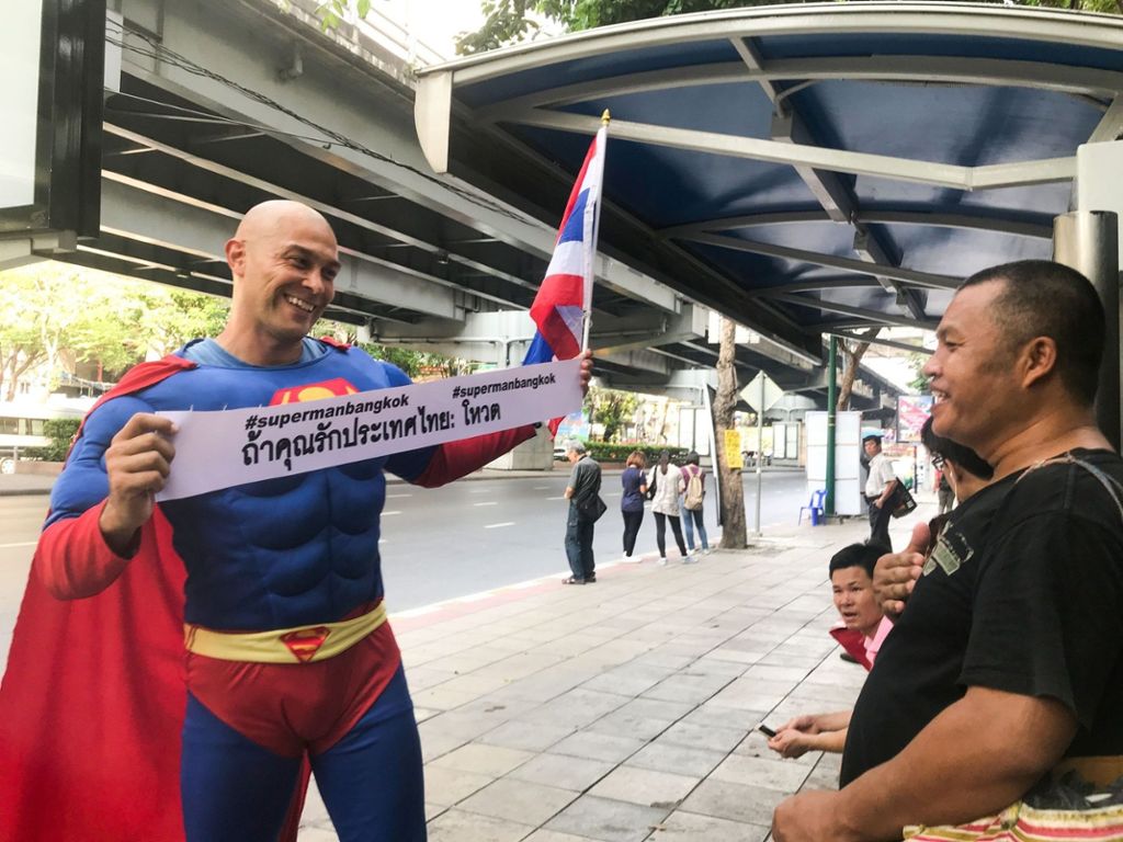 Wahlwerbung einmal anders - Thailand wählt nach fünf Jahren Putsch: Thai-Schwabe als «Superman» unterwegs