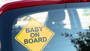 Verletztes Baby  allein im Auto zurückgelassen