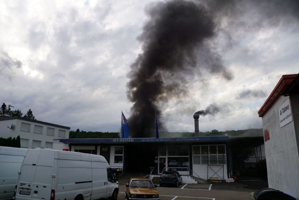 Zwei Personen leicht verletzt: Brand in einer Werkstatt in Wernau