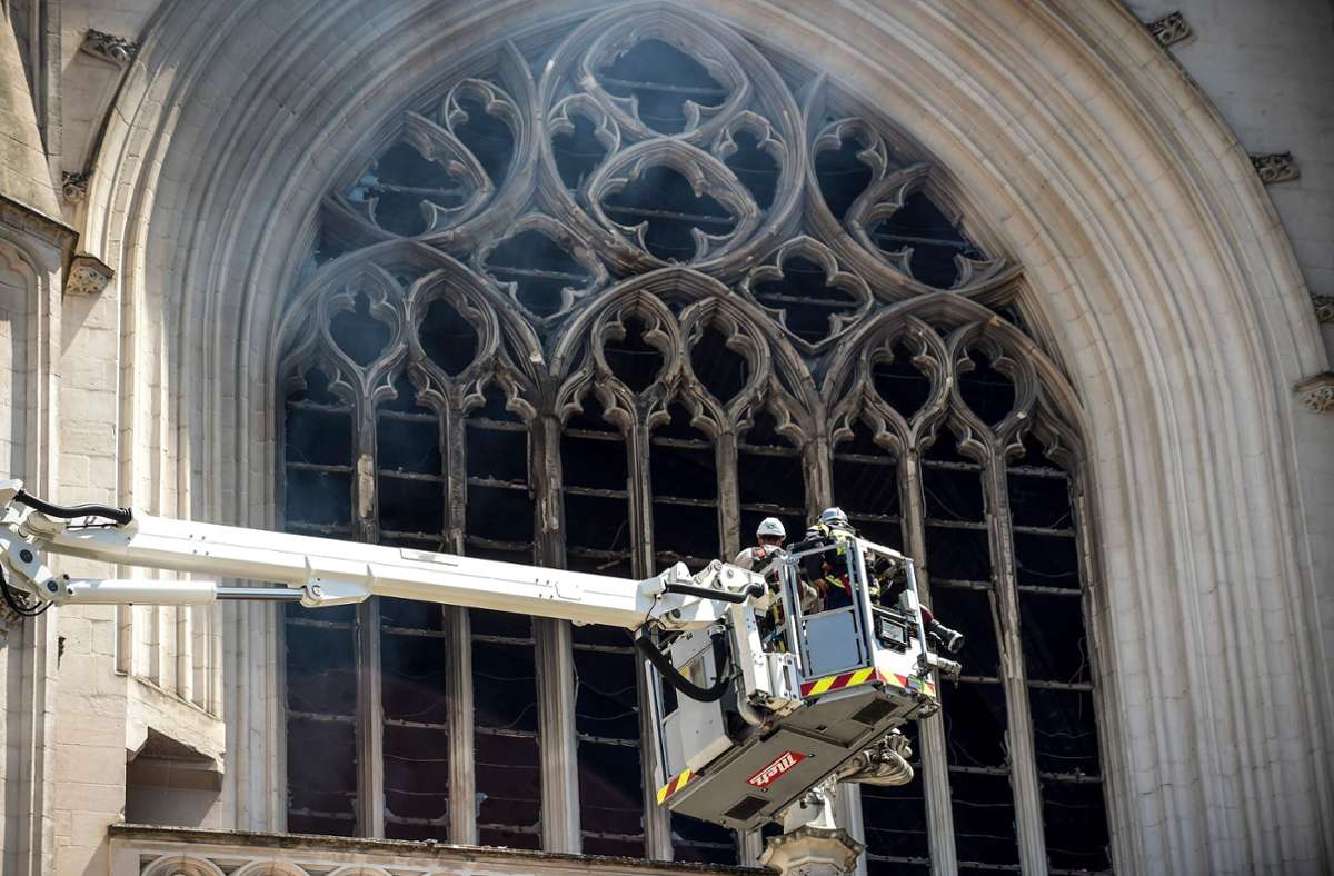 Die Feuerwehr konnte den Brand in der Kathedrale löschen. Nun werden die Schäden begutachtet, die das Feuer angerichtet hat.