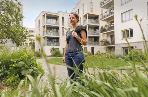 Schöne Wohnungen, schöne Innenhöfe: Silke Koch in dem Viertel, in dem ihre Baugemeinschaft viel erreicht hat. Foto: Lichtgut/Julian Rettig