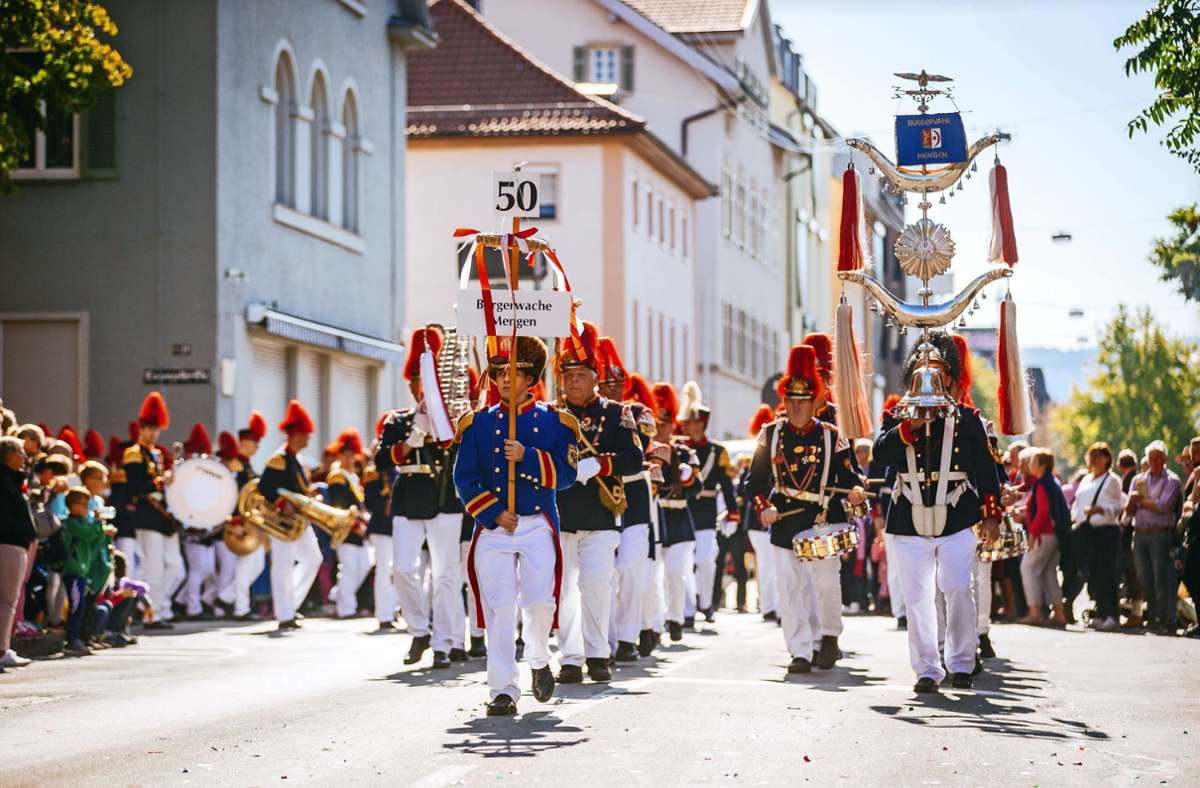 4000 Teilnehmerinnen und Teilnehmer ziehen beim Volksfestumzug durch Bad Cannstatt.