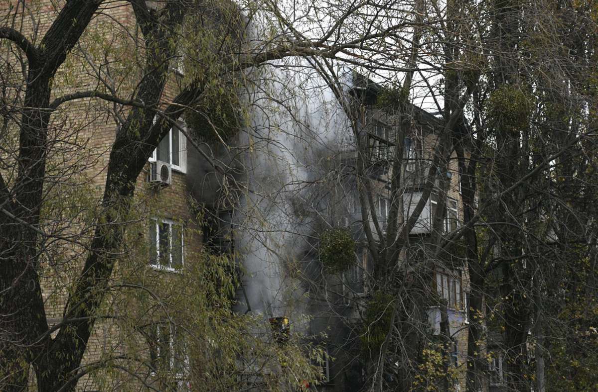 Ein beschädigtes Gebäude am Ort des russischen Beschusses in Kiew Foto: dpa/Andrew Kravchenko