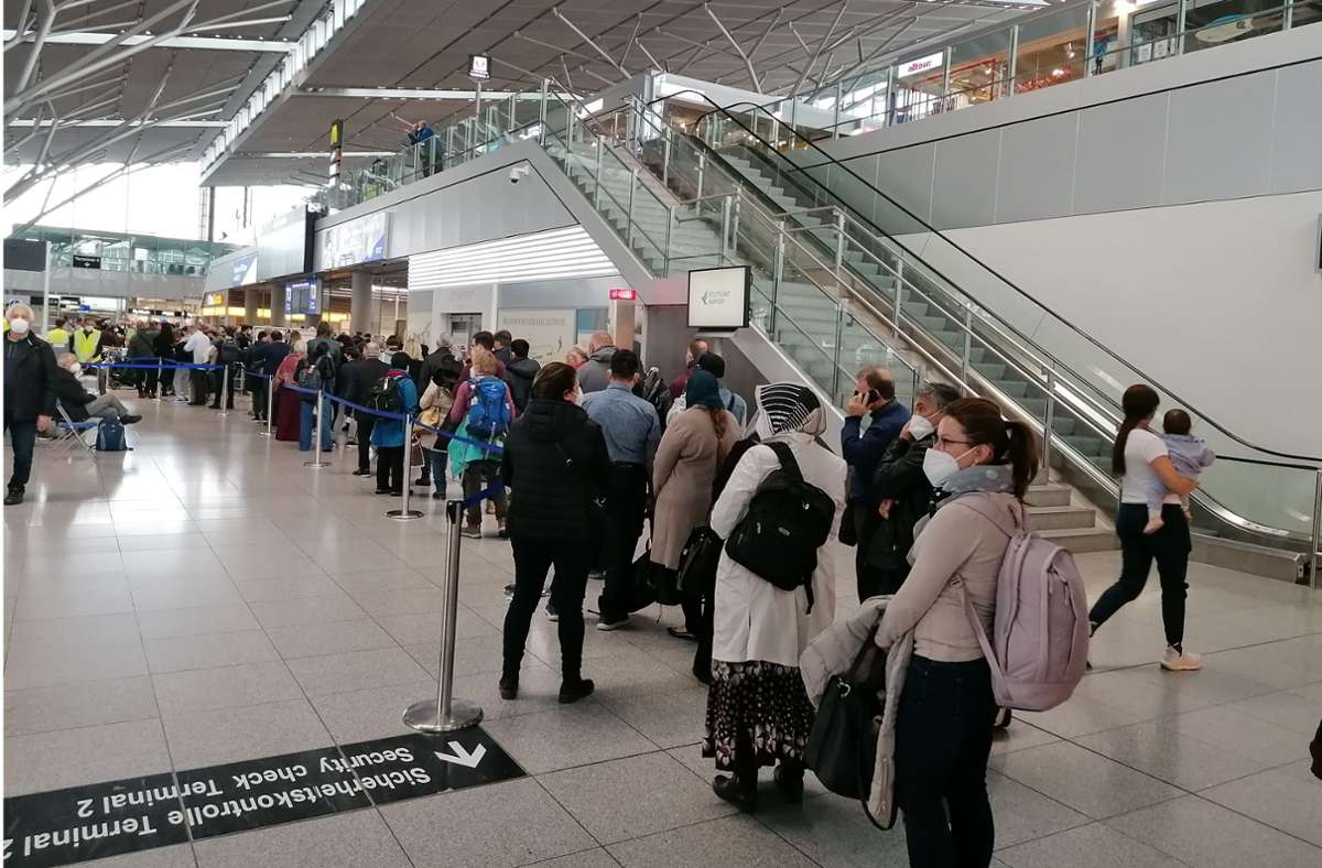 Am Flughafen in Stuttgart bilden sich vor den Sicherheitskontrollen lange Anstehschlangen.