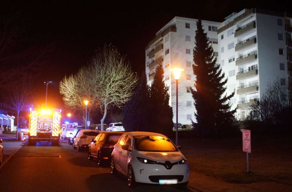 Feuer in Pforzheim: Drei Verletzte und hoher Sachschaden bei Wohnungsbrand