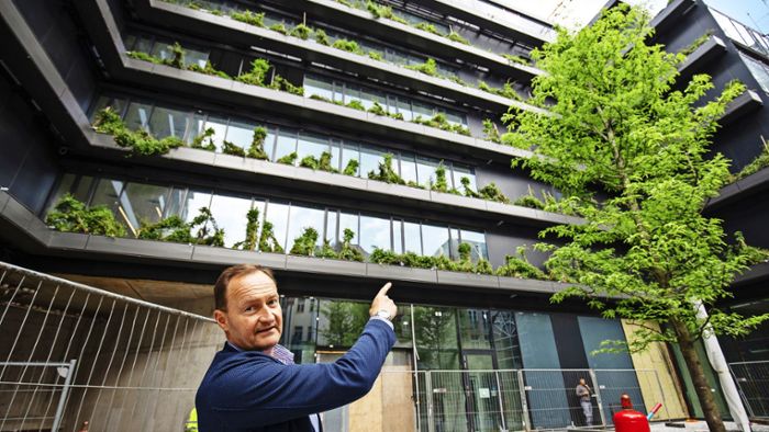 Neuheit für Stuttgart – 11 000 Pflanzen begrünen die Fassade