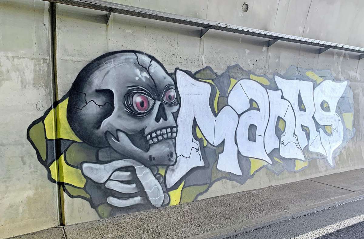 Noch sind die großflächigen Graffiti in den B 14-Tunneln zu sehen. Doch das soll sich bald ändern.