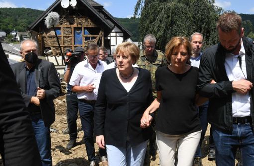 Angela Merkel und  Malu Dreyer am Sonntag  in der Gemeinde Schuld in Rheinland-Pfalz. (Archivbild) Foto: AFP/CHRISTOF STACHE