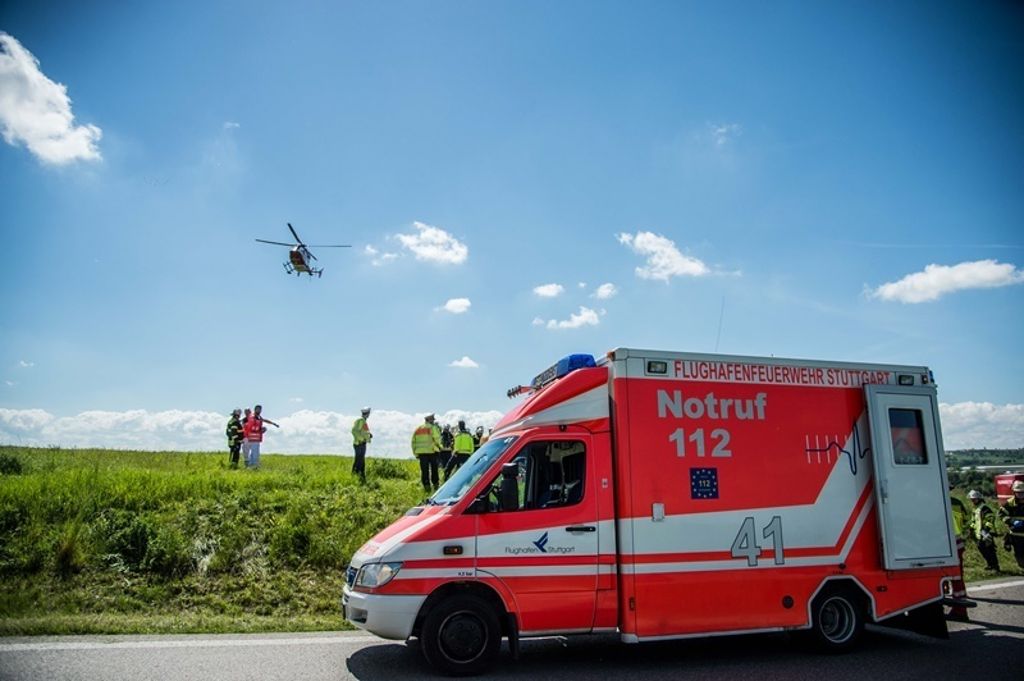 21.05.2017 Am Sonntagmorgen kam es zu einem schweren Unfall in der Ausfahrt der A8 Neuhausen mit mehreren Verletzten.