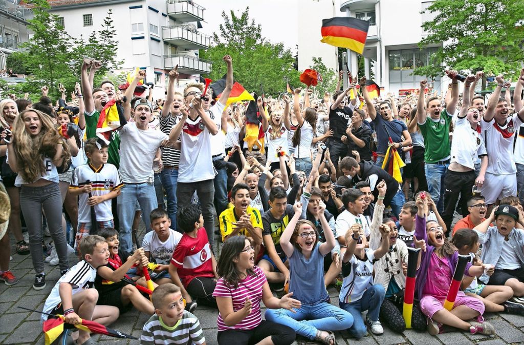 Public Viewing auf dem Gelände von Hahn Audi Esslingen an der Alleenstraße: Fußballfeste in der EZ WM-Arena