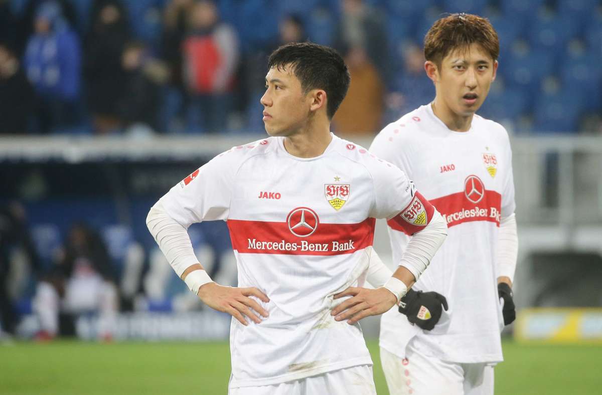 Japanisches VfB-Duo: Wataru Endo (links) und Hiroki Ito ist die Enttäuschung ins Gesicht geschrieben.
