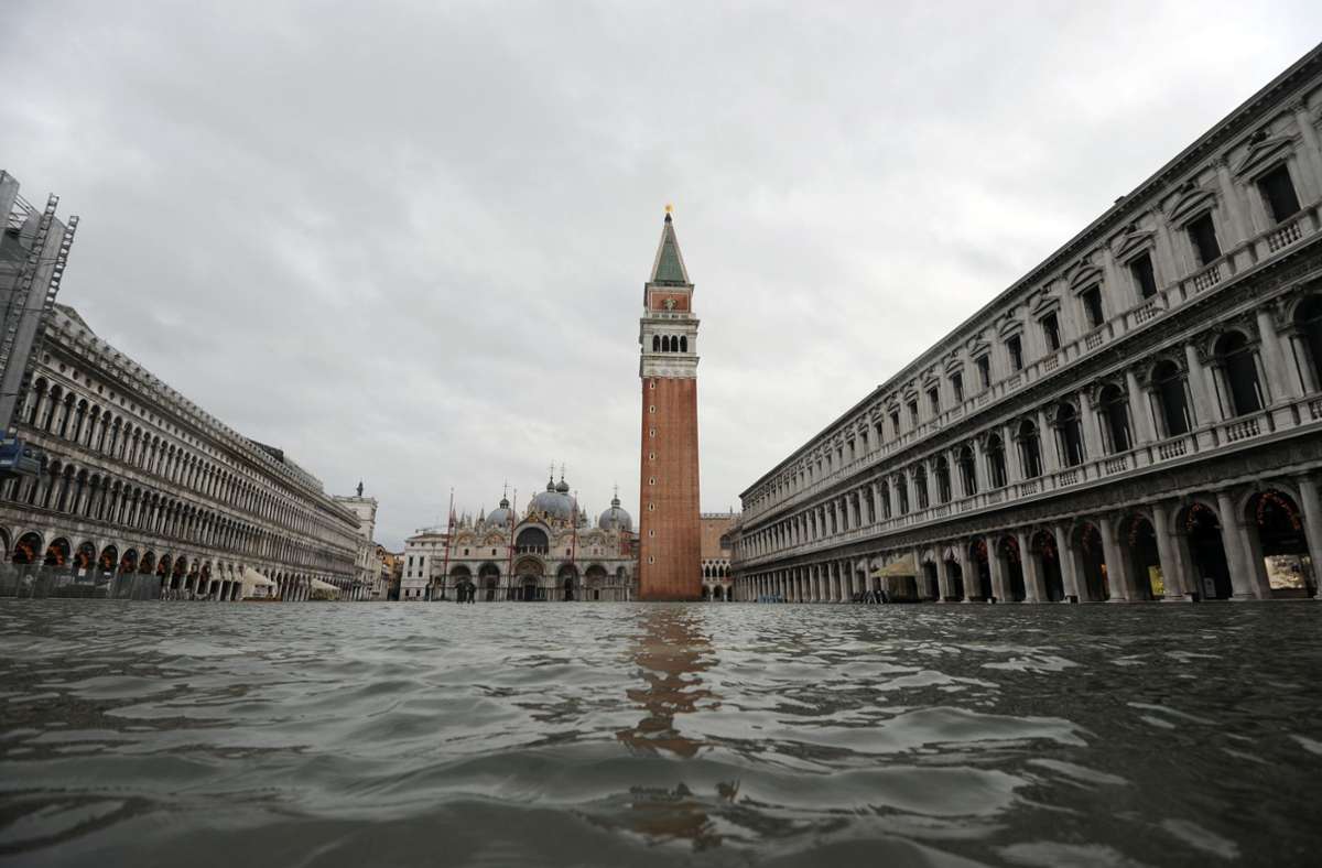 Hochwasser in Venedig: Markusdom in Venedig steht unter Wasser