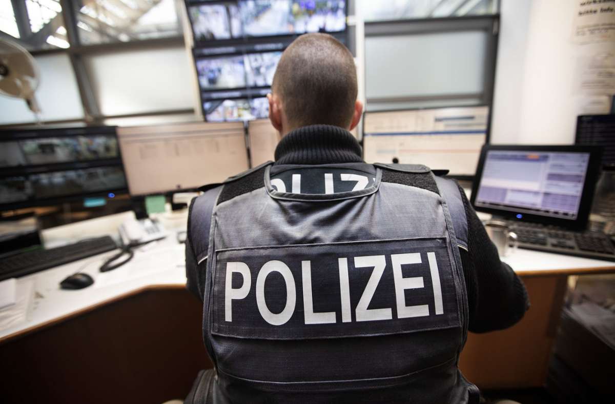 Das Geschehen im Blick: Bundespolizei am Stuttgarter Flughafen Foto: Ines Rudel