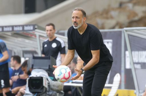 Der Trainer bringt den Ball ins Spiel – Pellegrino Matarazzo vom VfB Stuttgart fordert in München einen mutigen Auftritt. Foto: Baumann/Hansjürgen Britsch