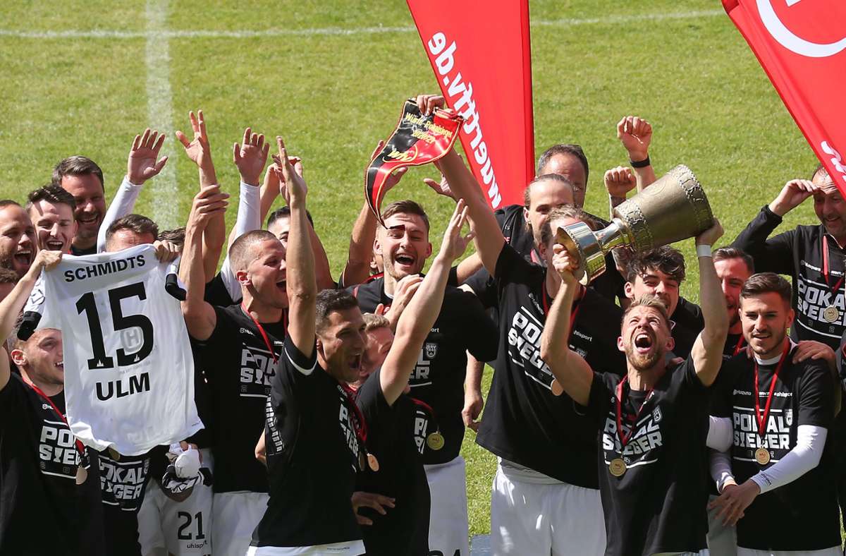 Ein  gewohntes Bild auf der Waldau: Die Ulmer Spatzen bejubeln den WFV-Pokal-Sieg – und denken diesmal auch an den am Kreuzband verletzten Mitspieler Marcel Schmidts.