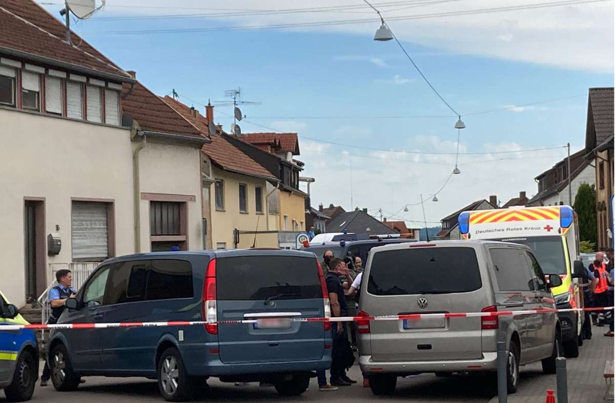 Ein Mann hat am Freitag im Stadtteil Klarenthal einen Polizisten angeschossen und schwer verletzt.
