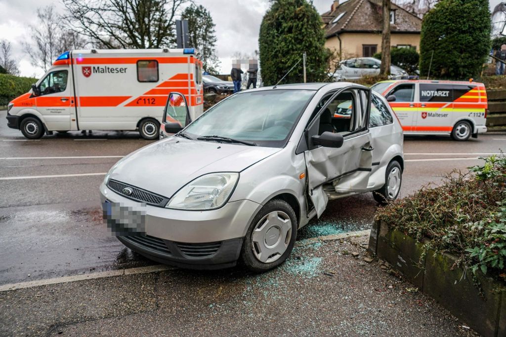 10.03.2019 Auto kommt in Plochingen von der Straße ab und prallt gegen Betonblumenkasten.