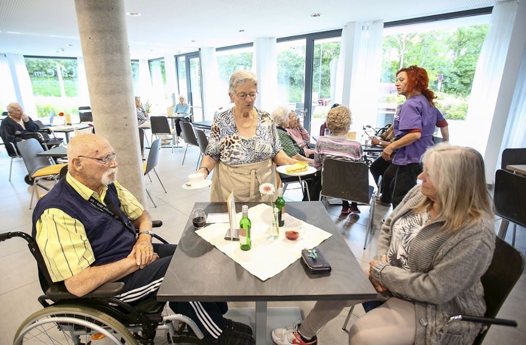 Das Café des Pflegeheims steht für vielerlei Aktivitäten offen – Offener Mittagstisch etabliert sich als Treffpunkt: Oberesslingen: Café im Pflegeheim bietet Raum für neue Ideen
