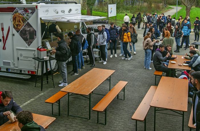 Mensa schließt überraschend: Esslinger Studenten essen jetzt  unter freiem Himmel