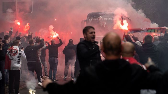 Pyrotechnik vor Spiel des 1. FC Köln gegen Schalke gezündet
