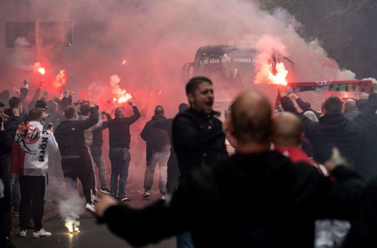 Großeinsatz der Polizei in Köln: Pyrotechnik vor Spiel des 1. FC Köln gegen Schalke gezündet