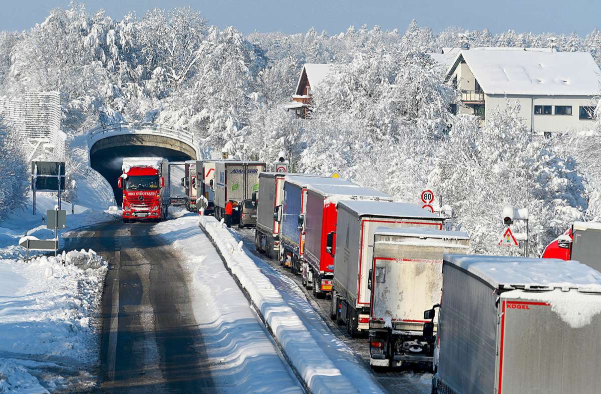 Lastwagen stehen auf der Bundesstraße 31 bei Eriskirch zwischen Lindau und Friedrichshafen. Mehrere Fahrer mussten die Nacht über in ihren Wagen verbringen.