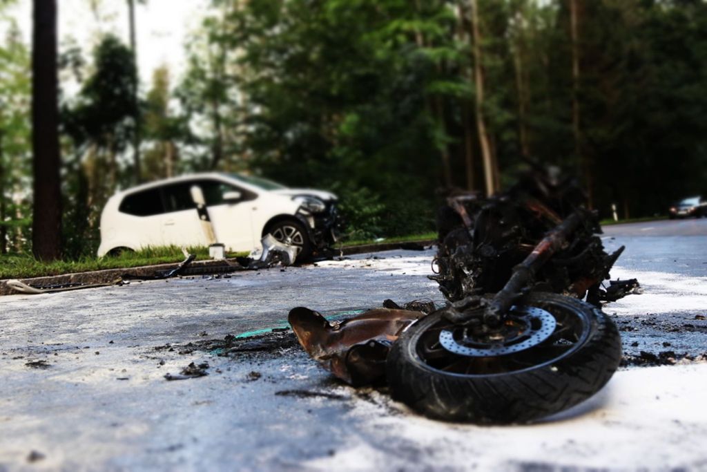 6.7.2018: Auf der L1147 zwischen Schorndorf und Oberberken ist ein Motorradfahrer frontal in ein Auto geprallt und dabei tödlich verunglückt.
