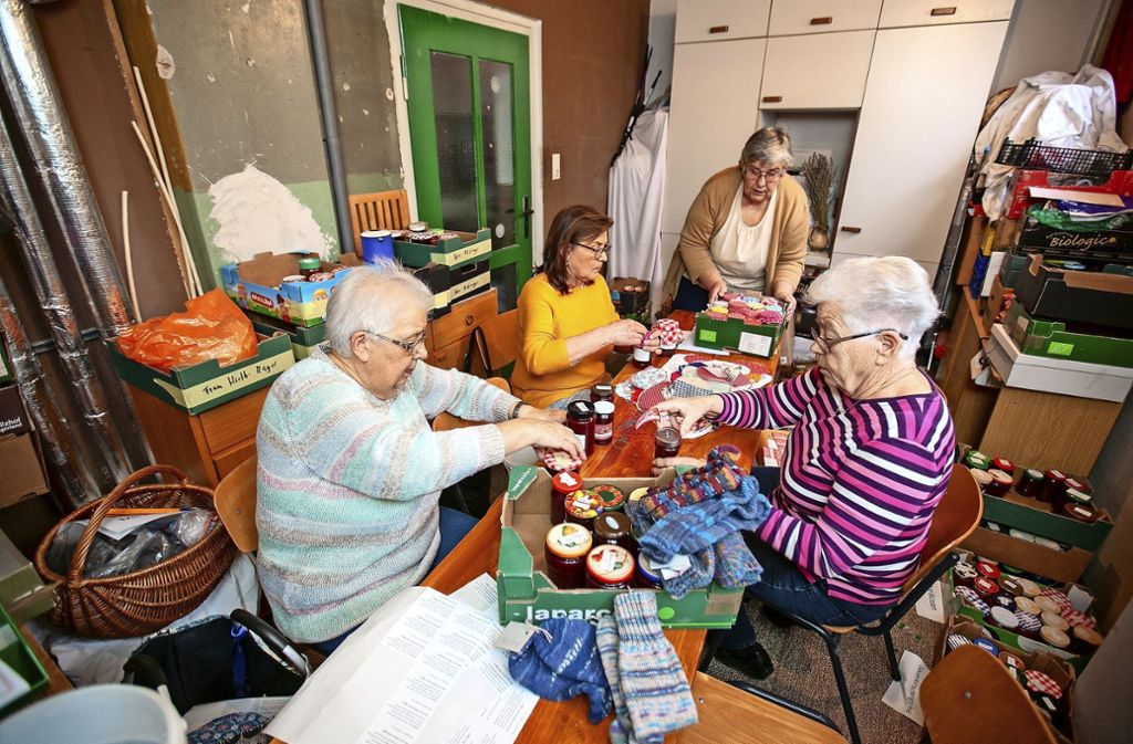 Landfrauen verkaufen eigene Marmelade, handgestrickte Socken und selbstgebackene Gutsle in EZ-Geschäftsstelle: Hunderte Marmeladengläser und Gutsle