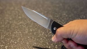 Mann soll zwei Kinder mit Messer bedroht haben