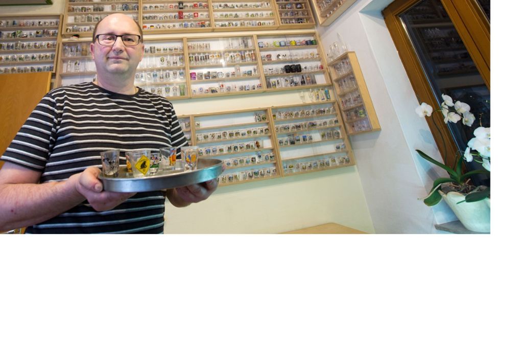 Andreas Staffl stellt knapp 1400 Schnapsgläser aus aller Welt in seinem Arbeitszimmer aus: Gärtner im Sammelfieber