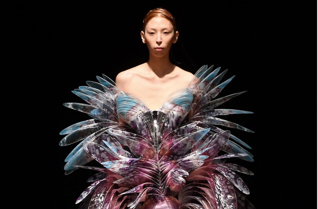 Hightech-Federkleid von Iris Van Herpen.  Die experimentellen Entwürfe der niederländischen Designerin   werden auch von Stars wie Björk  und Lady Gaga geschätzt.