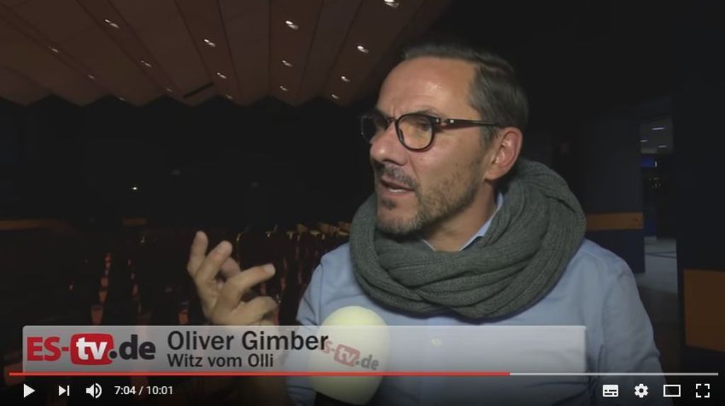 Witzepabst Oliver Gimber aus Pforzheim erzählt im Beitrag von ES-TV nicht nur Witze sondern auch, wie es dazu kam, dass er wohl Deutschlands bekanntester Witzererzähler wurde.