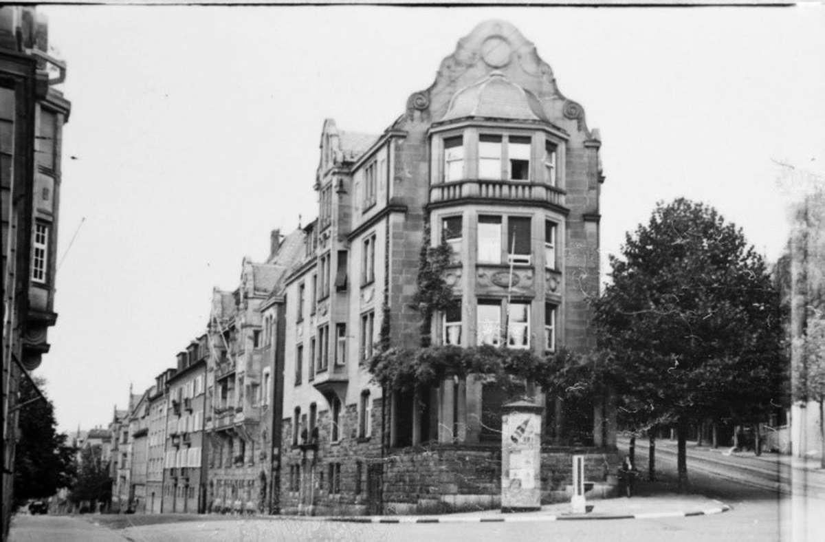 Eine Litfaßsäule je 1000 Einwohner: Unter den Nazis schossen Werbeflächen zwangsweise aus dem Beton. Diese hier an der Ecke Alexander-/Etzelstraße steht bis heute, wie das folgende Bild zeigt.