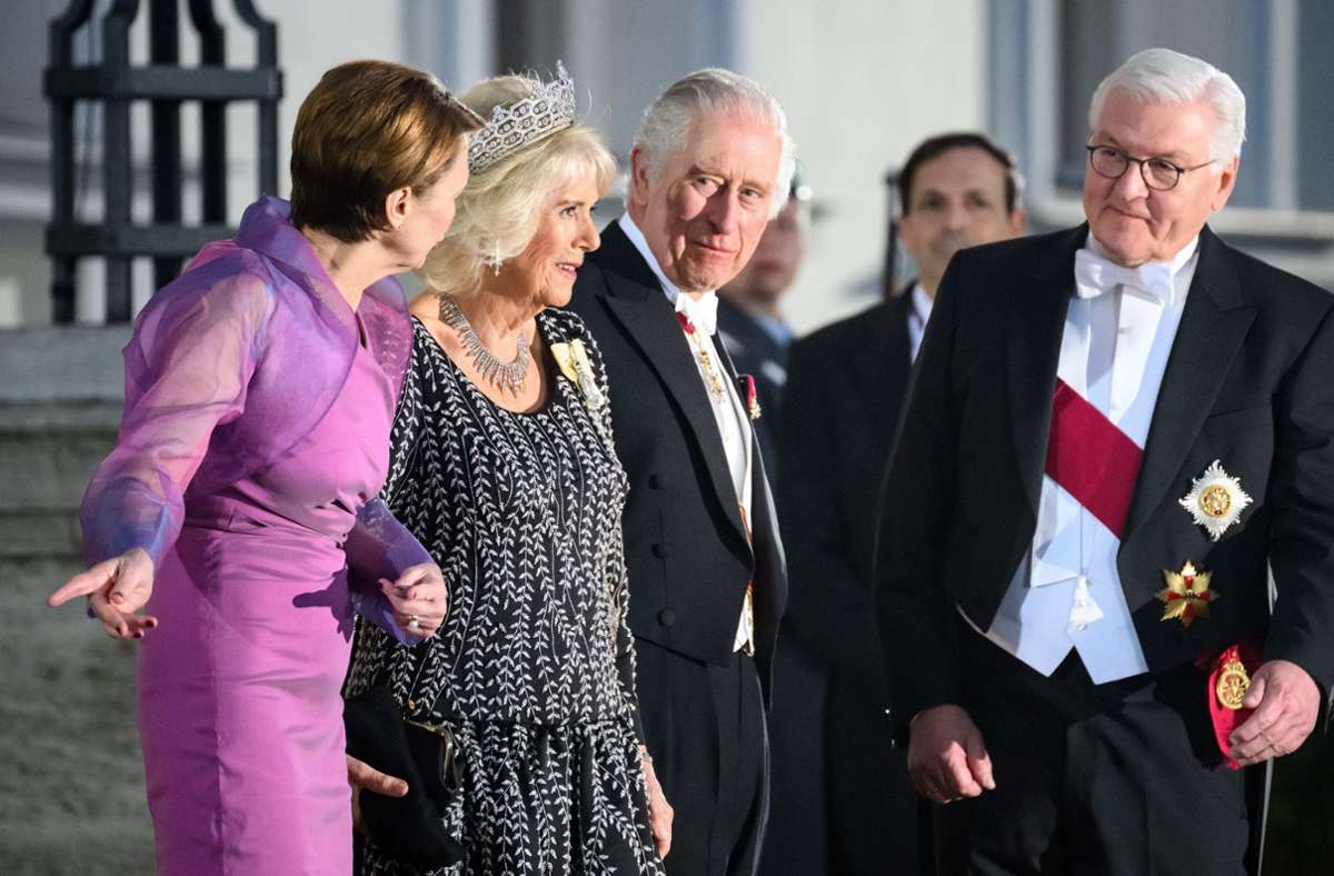 Auf den Stufen von Schloss Bellevue wurden König Charles III. und „Queen Consort“ Camilla von Bundespräsident Frank-Walter Steinmeier (rechts) und seiner Frau Elke Büdenbender (links) begrüßt.