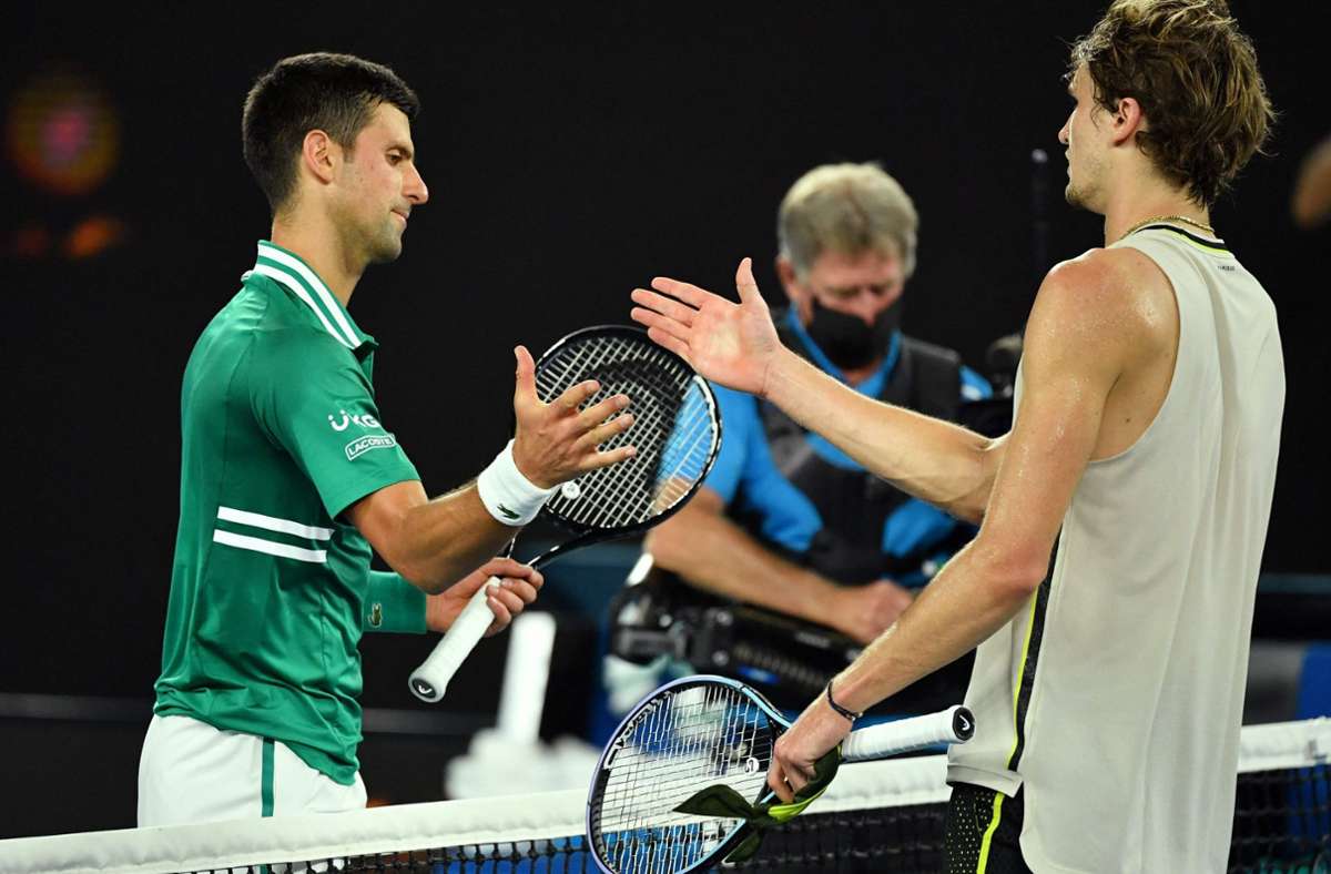 Alexander Zverev (rechts) muss sich am Ende Novak Djokovic geschlagen geben.