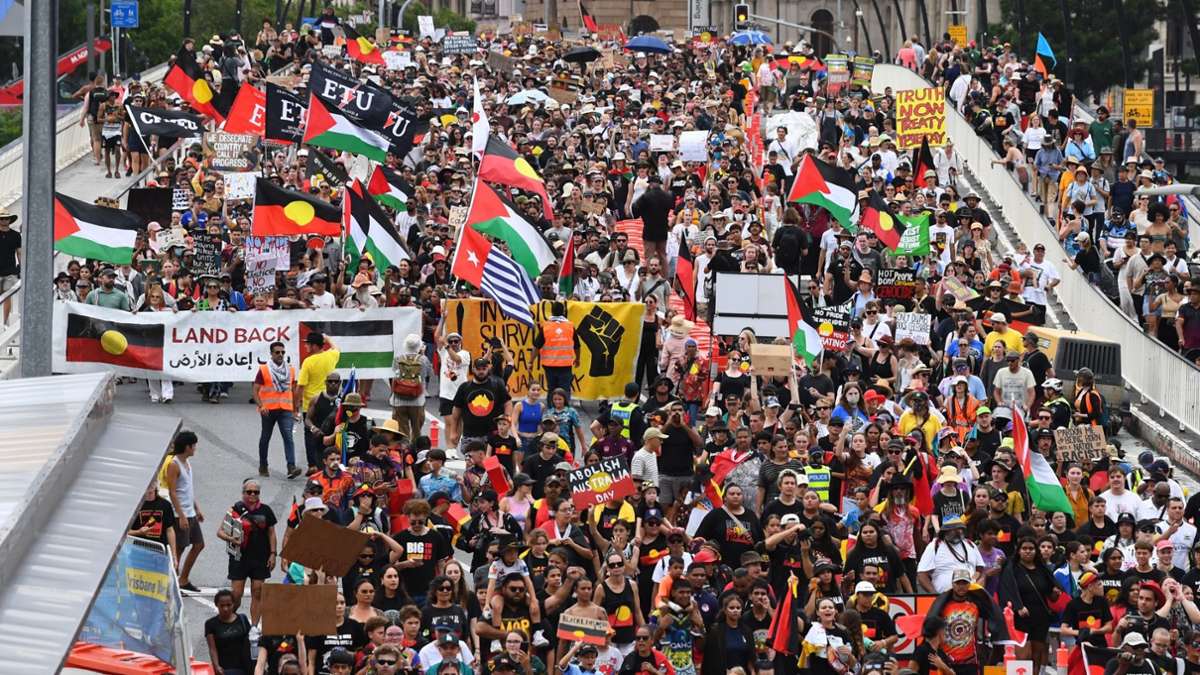 Australien: Zehntausende Menschen protestieren gegen Nationalfeiertag