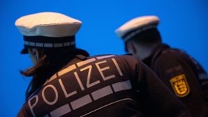 Zeugenaufruf in Kirchheim: Unbekannte schlagen mit Flaschen auf 24-jährige Männer ein
