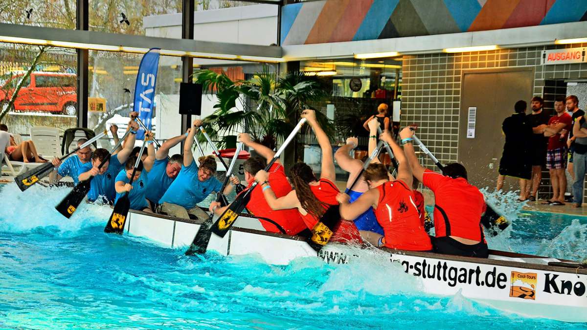 Event im Hallenbad Vaihingen: Tauziehen in Booten auf dem Wasser