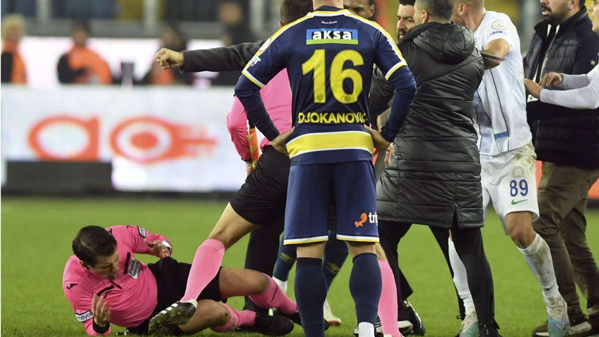 Türkischer Fußballclub Ankaragücü: Nach Angriff auf Schiri - Türkischer Club-Präsident tritt zurück