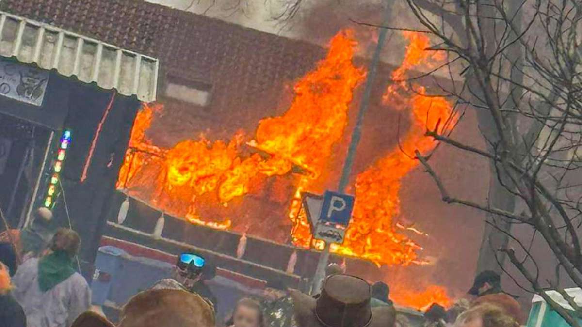 Feuer auf Fastnachtswagen in Kehl: Veranstalter: Umzugswagen wurde vom TÜV geprüft