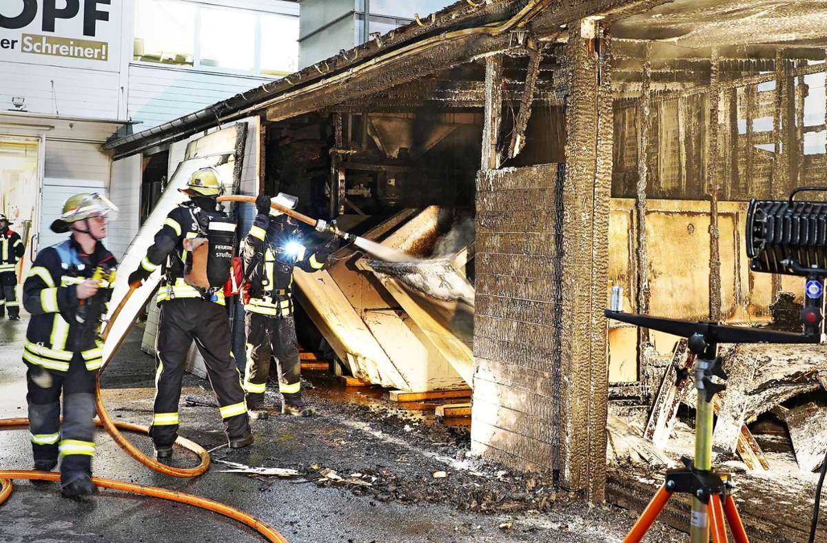 Feuer am Stuttgarter Westbahnhof: Schreinerei-Feuer: Kripo ermittelt wegen Brandstiftung
