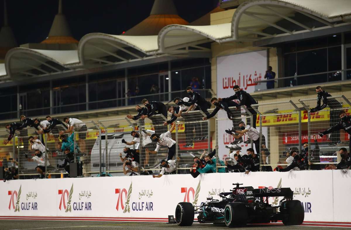 Feuer-Unfall schockt Formel 1: Lewis Hamilton gewinnt im Wüsten-Chaos von Bahrain