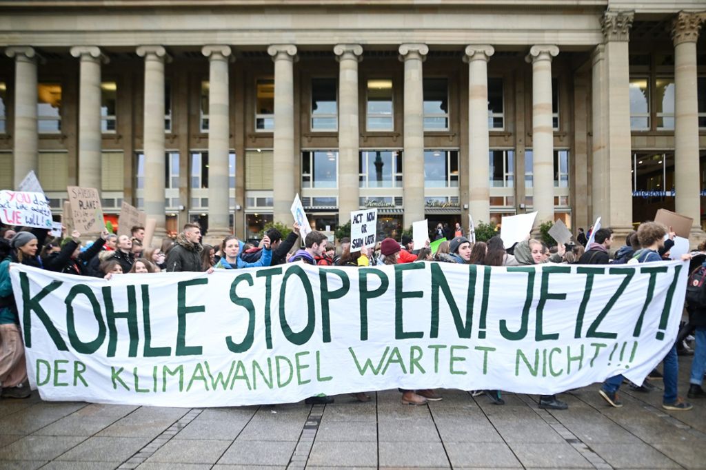 Fridays for Future: Schüler demonstrieren für Klimaschutz in Stuttgart