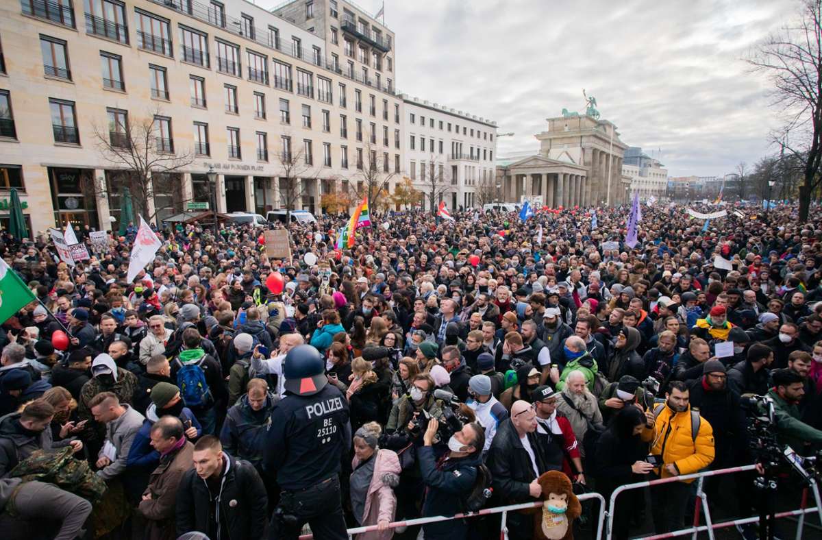 Zahlreiche Menschen treffen sich zu Demonstrationen, wie hier in der Nähe des Brandenburger Tors.