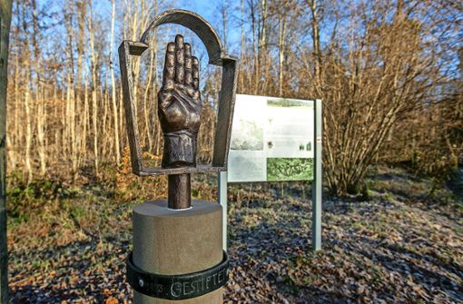 Das Engagement von Sponsoren machte es möglich: Eine Reproduktion der „Eisernen Hand“ wurde im Dezember 2021 an der Römerstraße aufgestellt. Foto: Roberto Bulgrin